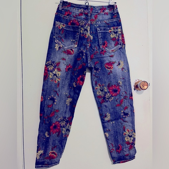 Flower painted tapered jeans - Picture 2 of 2